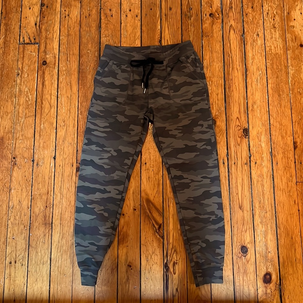 Zyia Camo unwind joggers medium